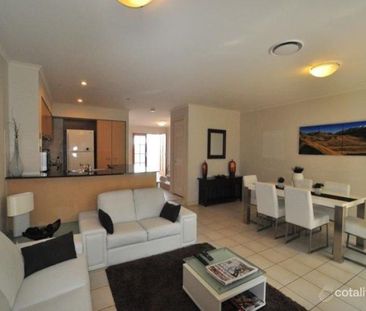 Luxurious Golf Frontage Villa with Stunning Views - Photo 2