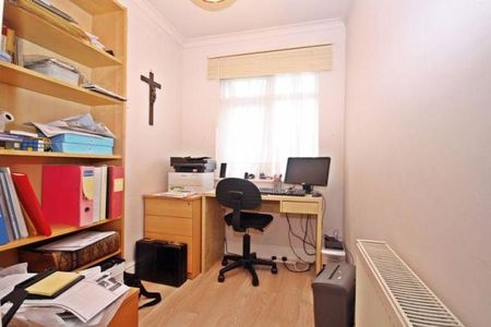 4 bedroom semi-detached house to rent - Photo 3