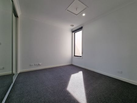 Spacious & Stylish Townhouse in Quiet Court Location - Photo 4