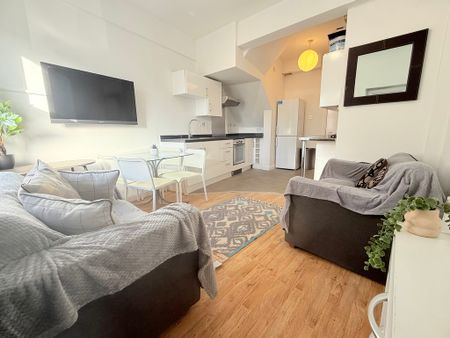 4 Bedroom Mid Terraced House - Photo 2