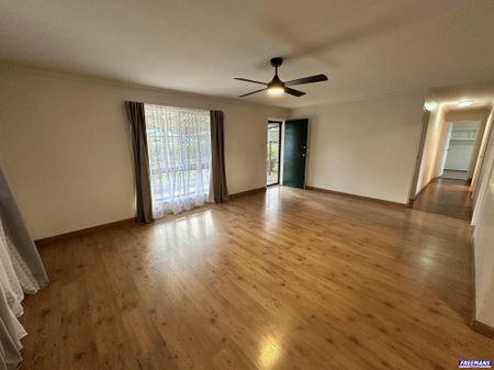 Established 3 Bedroom Family Home – Includes Garden/Lawn Maintenance - Photo 4