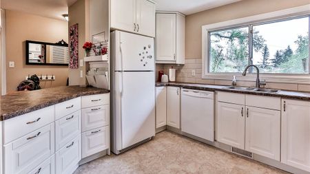 3 Bedroom Bungalow For Rent In Highwood: Pet Friendly 1 Month Free Special Incentive - Photo 3