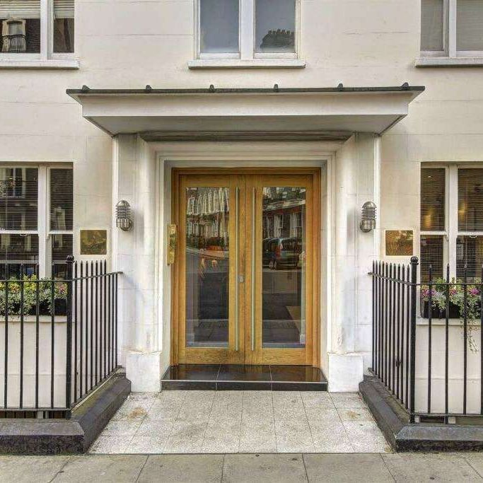 One bedroom apartment just off Berkeley Square with porter and lift. - Photo 1