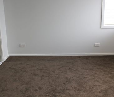 3 Bedroom Stylish Townhouse - Photo 4