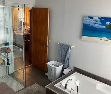 Beau 5½, grande cour pour 4 voitures, immense locker, solarium. À S... - Photo 2