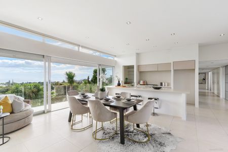 CASTOR BAY - Top Quality Luxury Family home with breath taking views - Photo 3