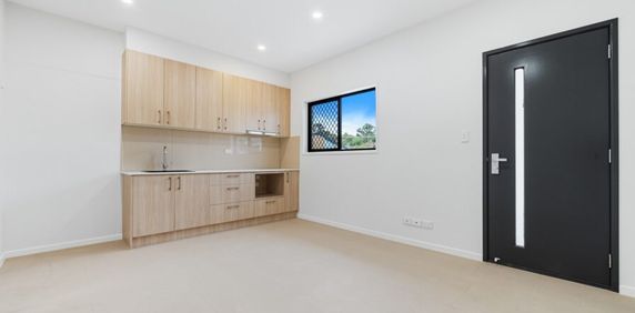 Lovely low-set unit, one bedroom with two living spaces - Photo 2