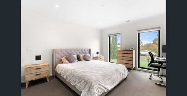 Spacious & Versatile 3-Bedroom + Study Home in Prime Manor Lakes Location - Photo 1