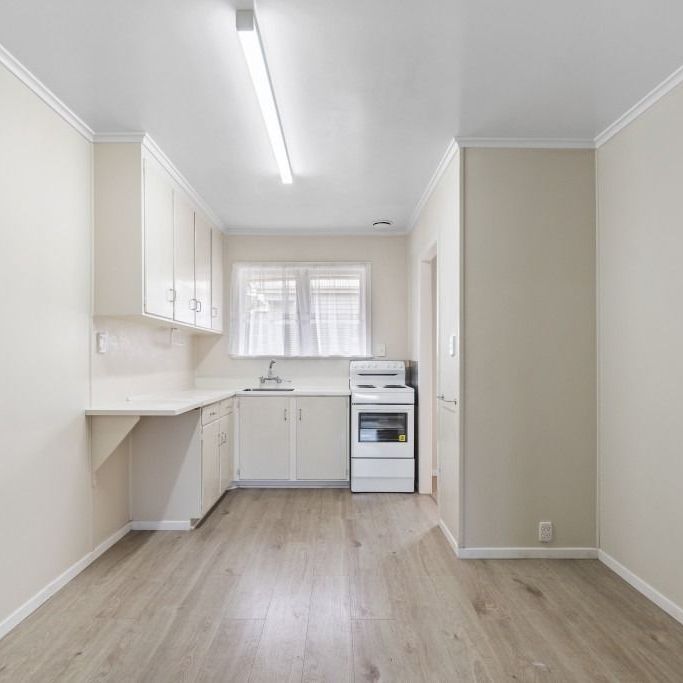 Very tidy, corner-unit, with lock up garage. - Photo 1