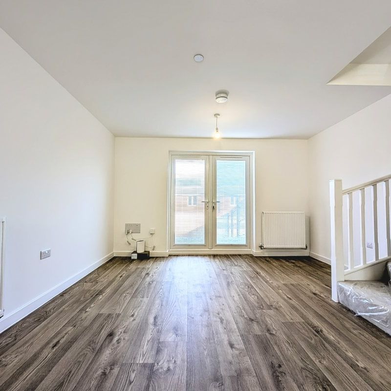 Heol Y Gylfinir, Llanilid - Photo 1