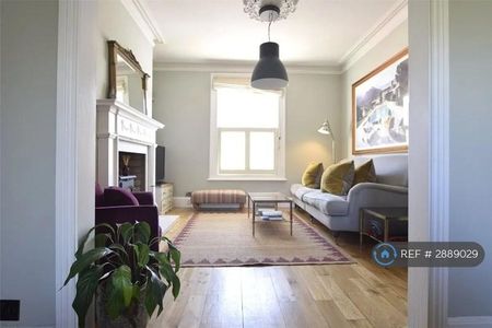 4 bedroom semi-detached house to rent - Photo 2
