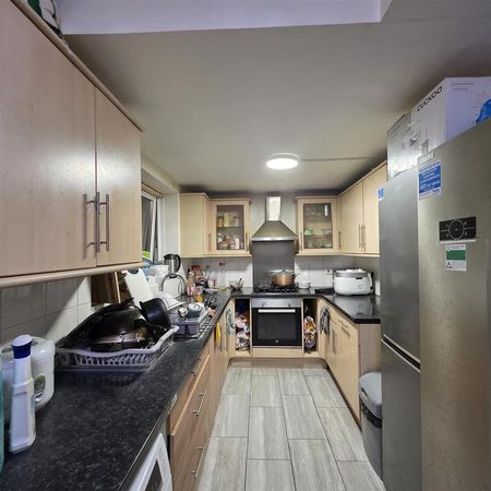 1 bedroom in a house share to rent - Photo 3