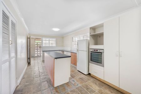 Three Bedroom Home with Pool! - Photo 3