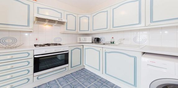 Large Studio in Central Location - Photo 2