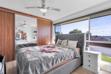 Beautifully Renovated Family Home in a Quiet Cul-De-Sac - Photo 2