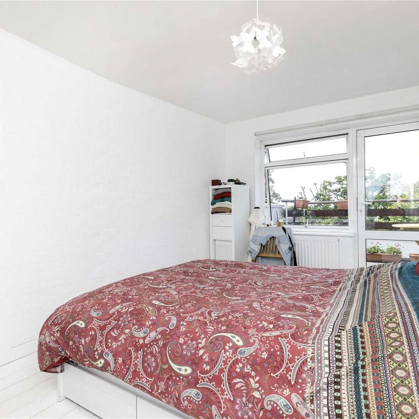An outstanding duplex flat with roof terrace in a superb central Barnsbury location. - Photo 1