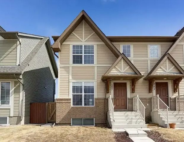 Your perfect family home in McKenzie Towne! | 257 Elgin Meadows Park Southeast, Calgary - Photo 1