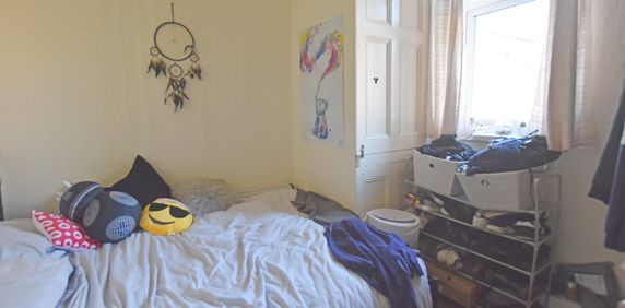 1 Bedroom Flat - Photo 2