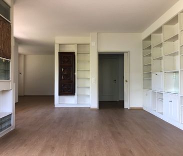 LUXURIOUS APARTMENT IMMERSED IN GREENERY, JUST A STEP AWAY FROM THE... - Foto 1