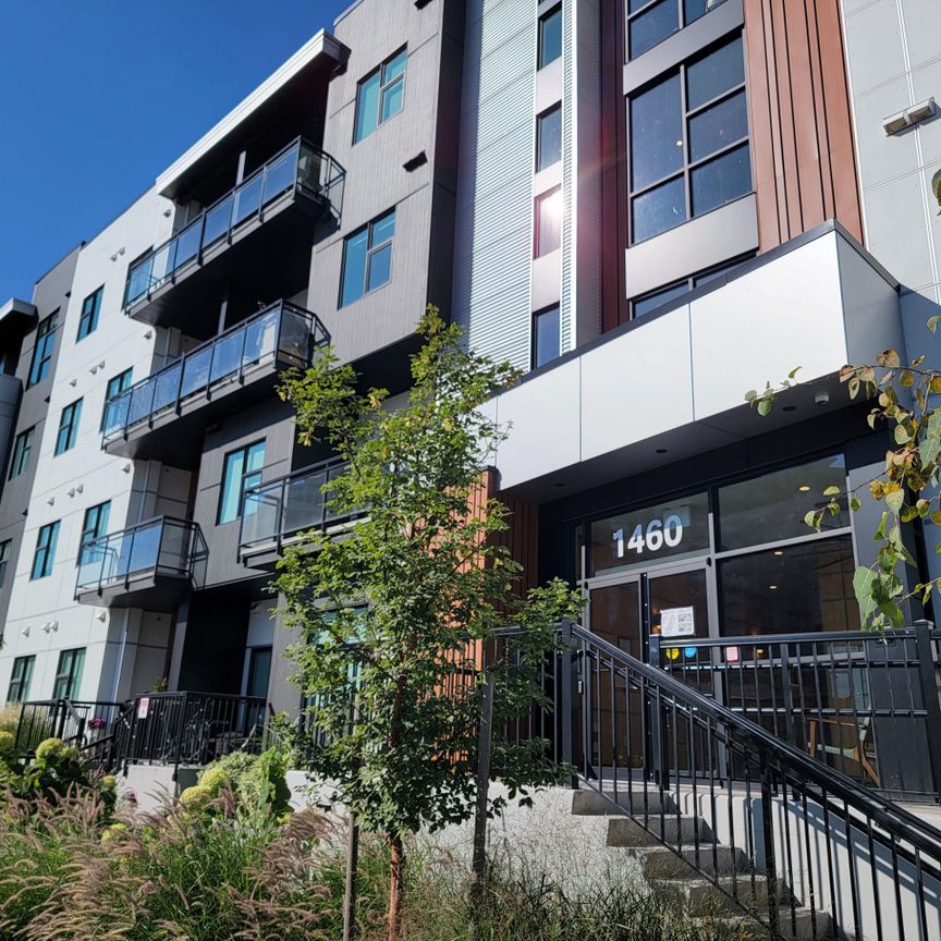 Upscale Corner 1 bdrm + den Condo near Downtown - Photo 1