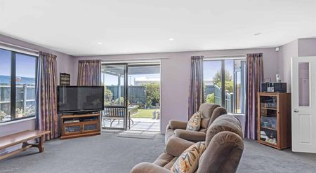 Executive Three Bedroom Family Home in Burnside High School Zone! - Photo 3
