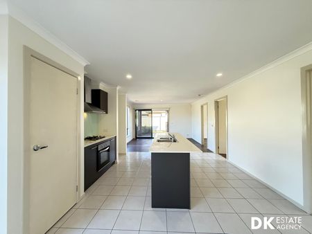 Spacious 4 Bedroom House in Point Cook - Photo 2