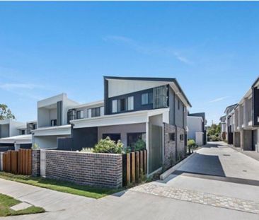 Modern 3-Storey Townhouse With Double Garage - Photo 1