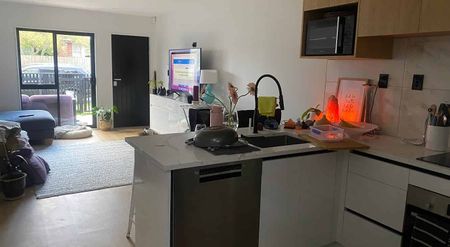 Near new low maintenance townhouse - Photo 4