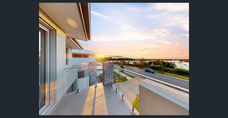 Spacious Family Home with Outdoor Entertaining - Newport Waterfront Views! - Photo 2