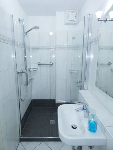 Renovierte 3-Zimmer-Wohnung mit Einbauküche in ruhiger und grüner Lage - Photo 5