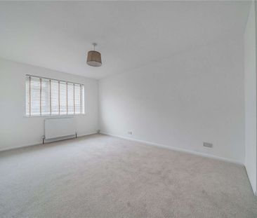 A charming and Spacious two-bedroom bungalow in a quiet, residentia... - Photo 2