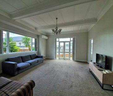 5 bedroom bungalow in Epsom - Photo 1