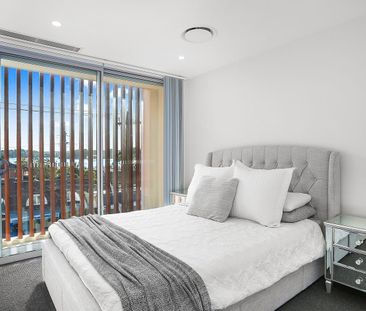 Luxury two bed plus study with water views - Photo 2