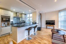 3 bedroom flat to rent - Photo 4