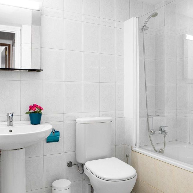 Room with window to interior patio in Portaferrisa - Photo 1