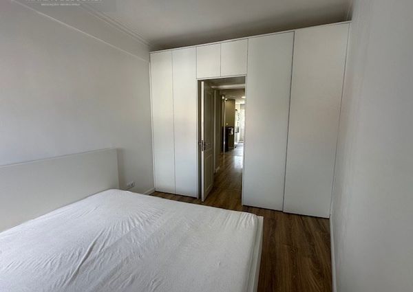 Ótimo apartamento mobilado, situado em zona de comércio, totalmente remodelado.