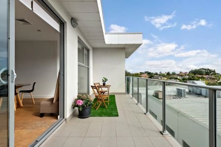 City views and seaside strolls from your 2-bedroom, 2-bathroom oasis - Photo 4