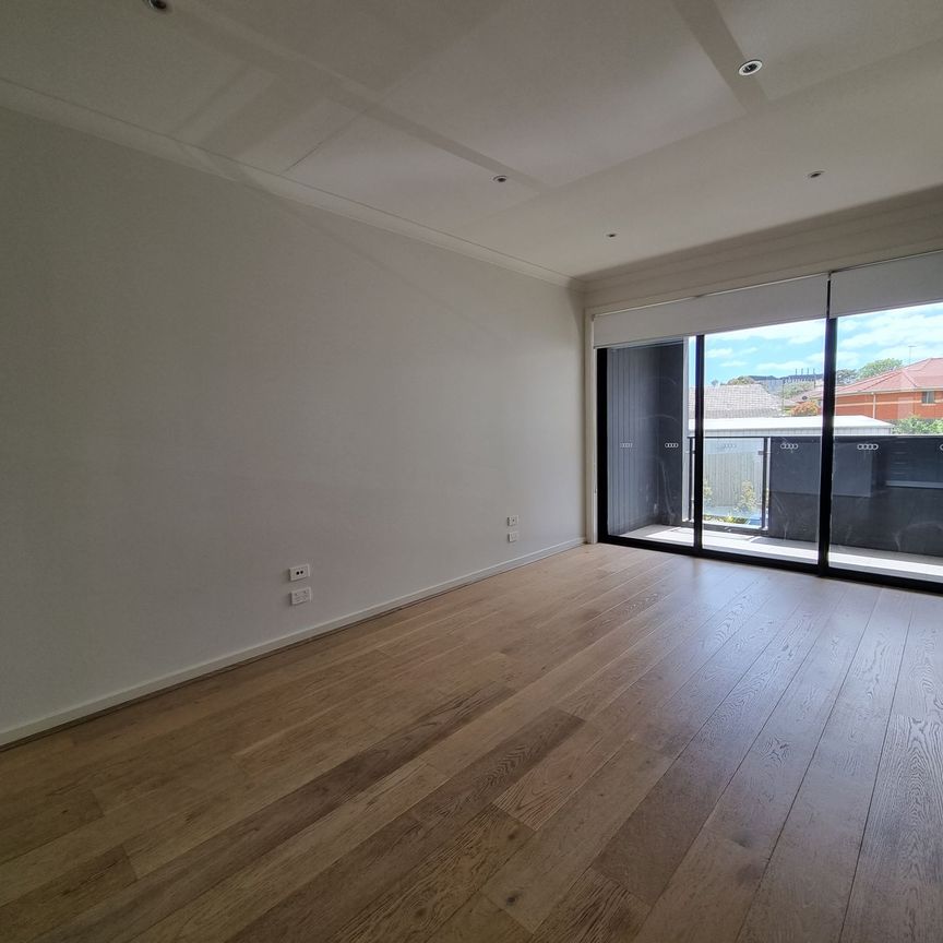 Stunning Townhouse - in the Heart of Clayton Close to Station - Photo 1