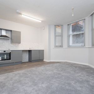 1 bed flat to rent in Fir Vale Road, Bournemouth, BH1 - Photo 2