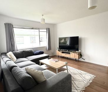 Sunny, Renovated 2-Bedroom Apartment + car park - Photo 1