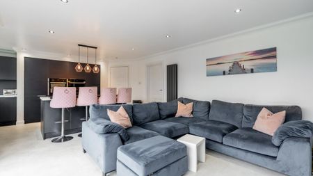 5 bedroom detached house to rent - Photo 3