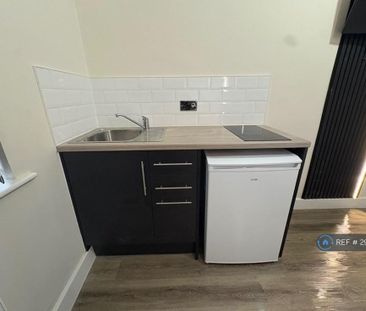 1 bedroom in a house share to rent - Photo 2