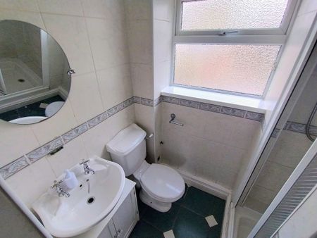 Lawnside Green, Bilston, Wolverhampton - Photo 4