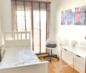 2 Bed Flat, Barge Walk, SE10 - Photo 5