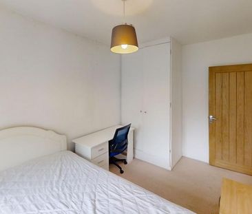 4 bedroom semi-detached house to rent - Photo 5