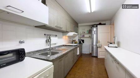 Single Bed in Rooms for rent in 2-bedroom apartment in Sarrià - Photo 4