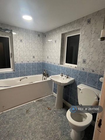 4 bedroom semi-detached house to rent - Photo 4