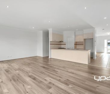 Large townhouse located just a hop, skip and a jump to the town Cen... - Photo 2