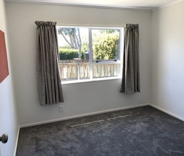 Located down a quiet street in Hamilton East, this tastefully moder... - Photo 5