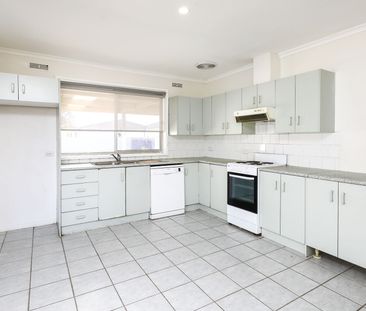 Light Three Bedroom Property - Photo 1